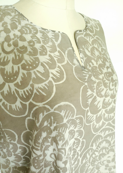 Hanna Top in Kashish mineral gray