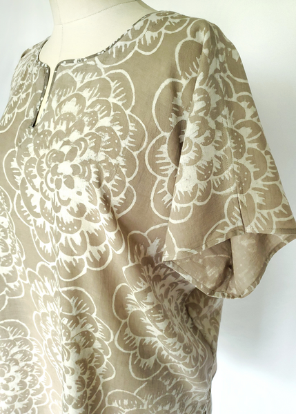 Hanna Top in Kashish mineral gray
