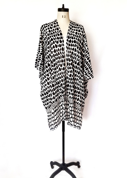 Playa kimono with two versions of butti print. White with black on top and at the waist it changes to black with white print. Short sleeves, slit on side.