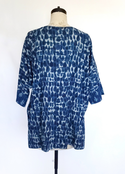 Mannequin with Liza Top in Indigo Basalt print.
