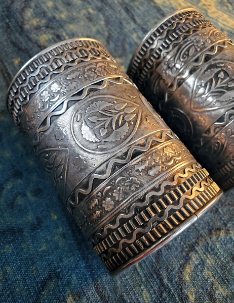 VINTAGE SILVER TRIBAL STYLE CUFF BRACELETS PAIR CHJ05
