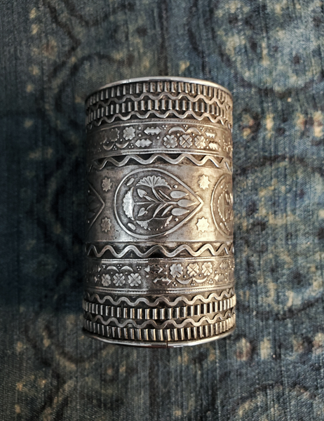 VINTAGE SILVER TRIBAL STYLE CUFF BRACELETS PAIR CHJ05