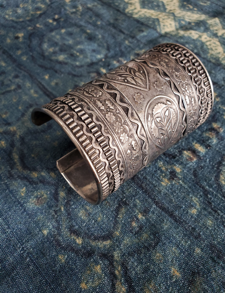 VINTAGE SILVER TRIBAL STYLE CUFF BRACELETS PAIR CHJ05